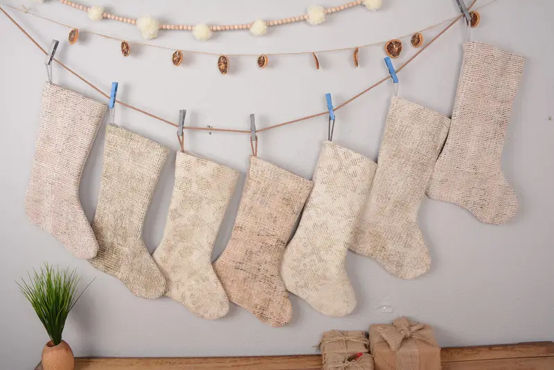 Zarif Bej ve Beyaz Noel Süsleri Çorabı, Şenlikli Tatil Dekoru
