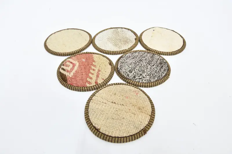 Elegantes posavasos blancos y rojos, juego de posavasos a rayas premium