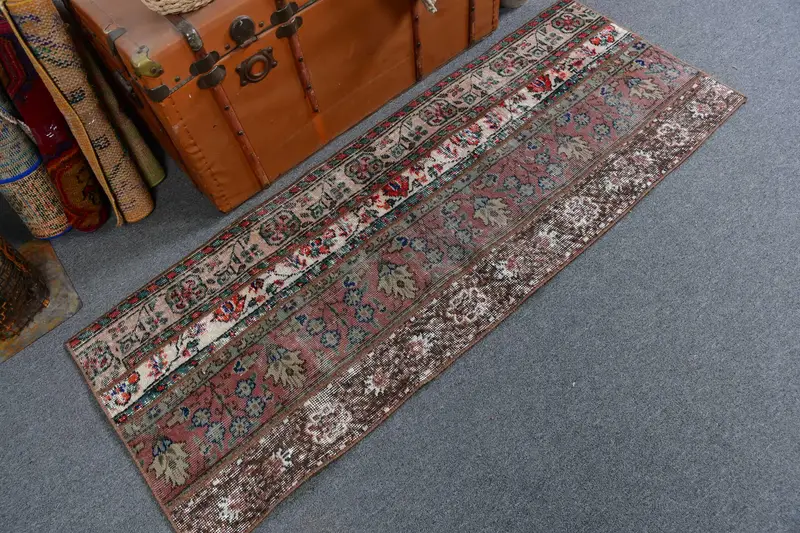 Alfombra de corredor turca vintage 2,1x5,6 pies (63x172 cm), alfombra Oushak con bordes rojos - 1
