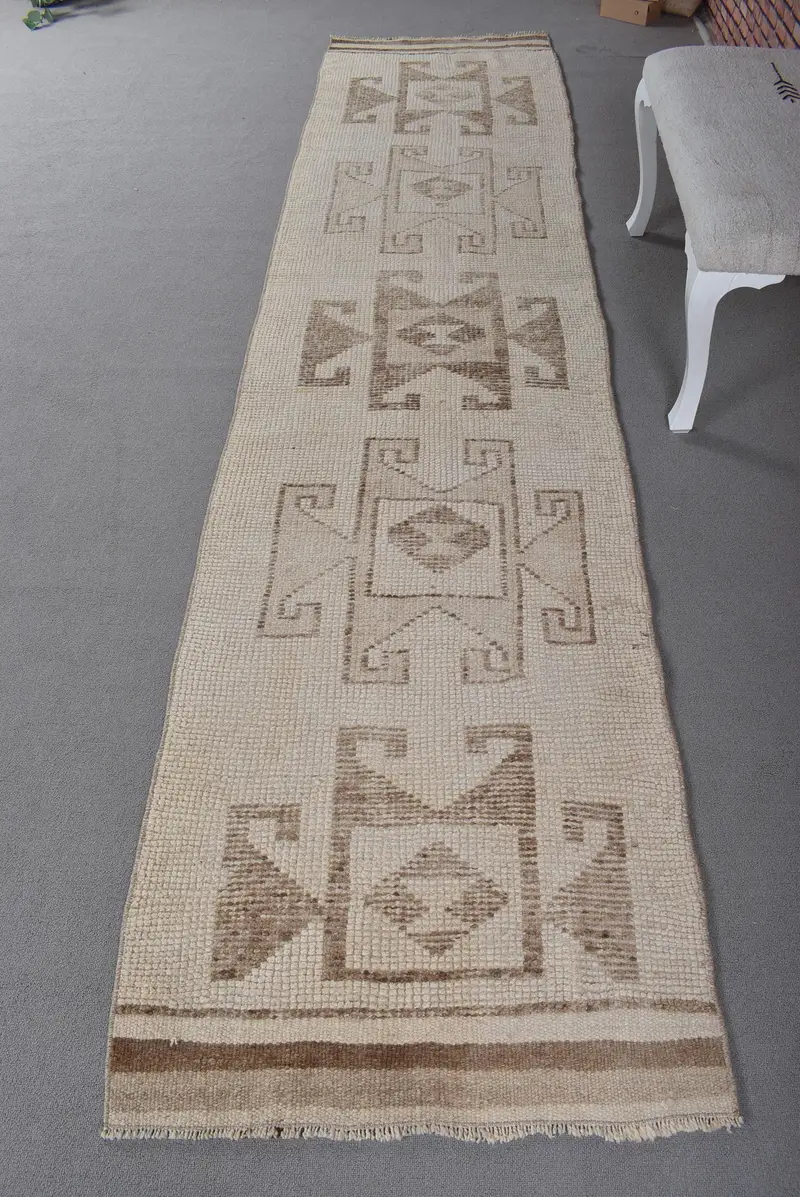 エレガントなベージュのモロッコ風ラグ、2.2x11.7フィートのシックな装飾