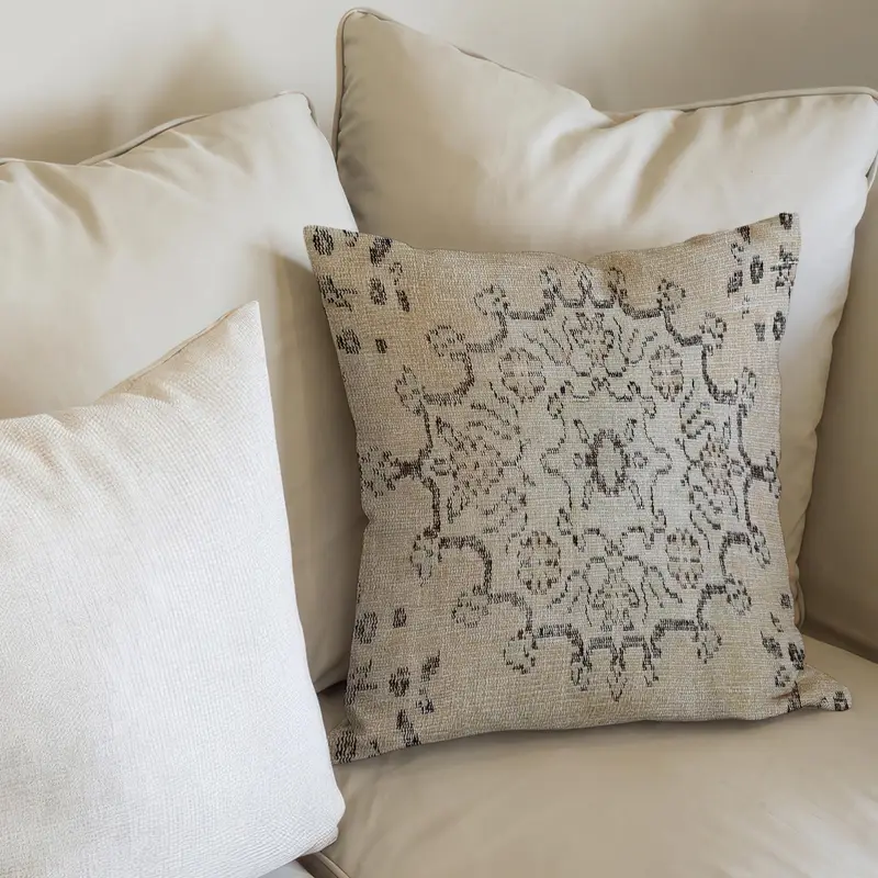 Almohada bordada de granja étnica, acento estampado beige y marrón