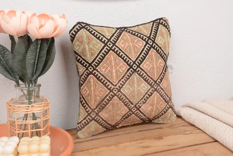 Graues und braunes geometrisches Kissen, Vintage besticktes Kissen