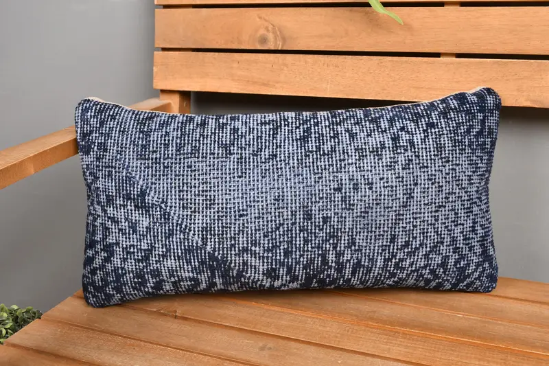 Gesticktes südwestliches blaues Kissen mit bronzefarbenen Akzenten, handgefertigtes Wurfkissen