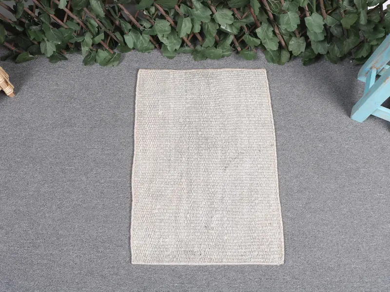 Elegant Beige Rug, 1,4x2,1 ft Solid Comfort