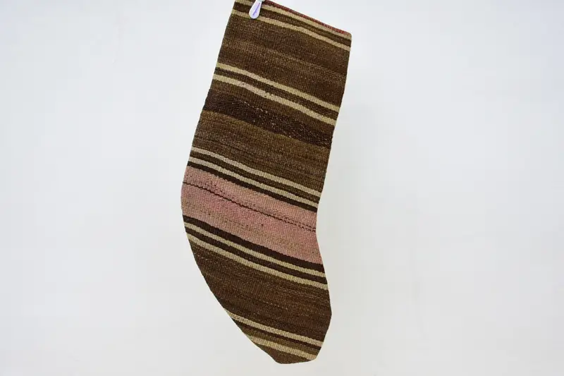 赤と茶色のクリスマスオーナメントストッキング、お祝いの休日の装飾