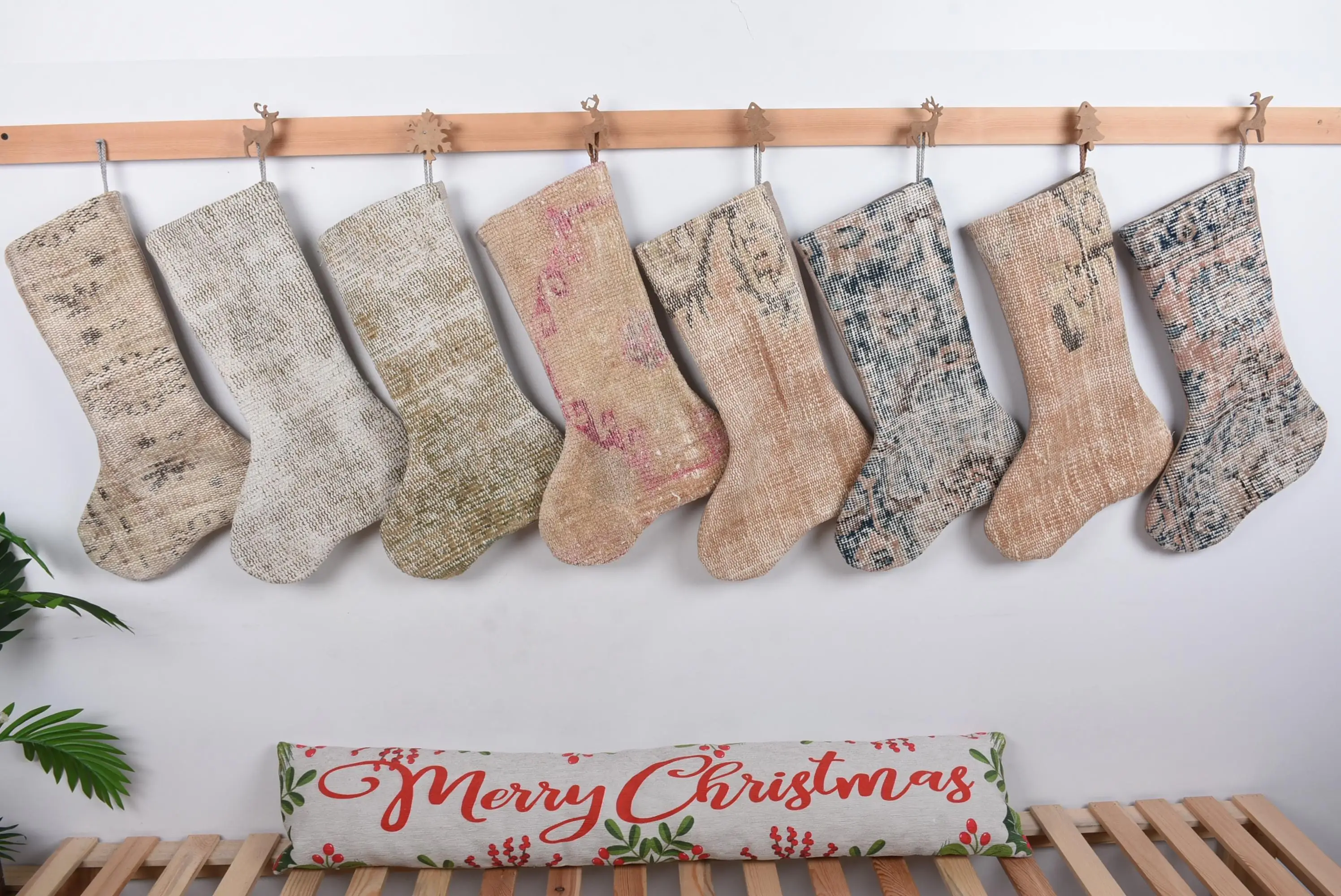 ベージュのクリスマスオーナメントストッキング、幅8インチのホリデーデコレーション。 - 1