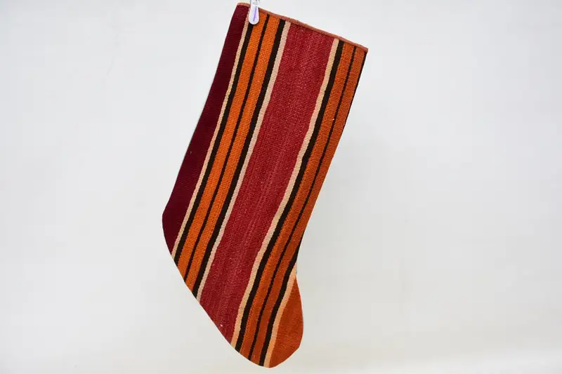 Festlicher Weihnachtsstrumpf in Rot und Orange, gemütliche Weihnachtsdekoration