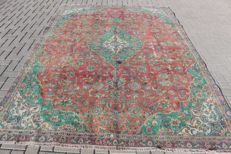 Roter Orientteppich, 9,5 x 9,48 Fuß mit grünen Akzenten