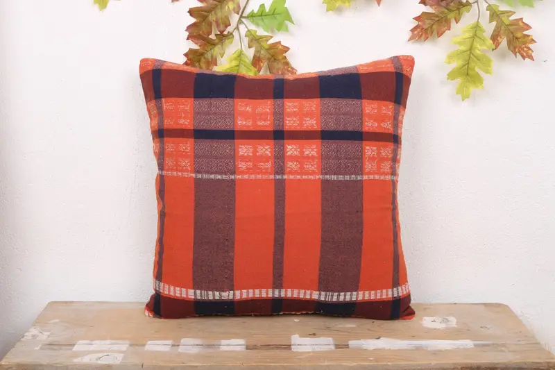 Orange & Bronze gestreiftes Kissen, handgefertigtes besticktes Kissen