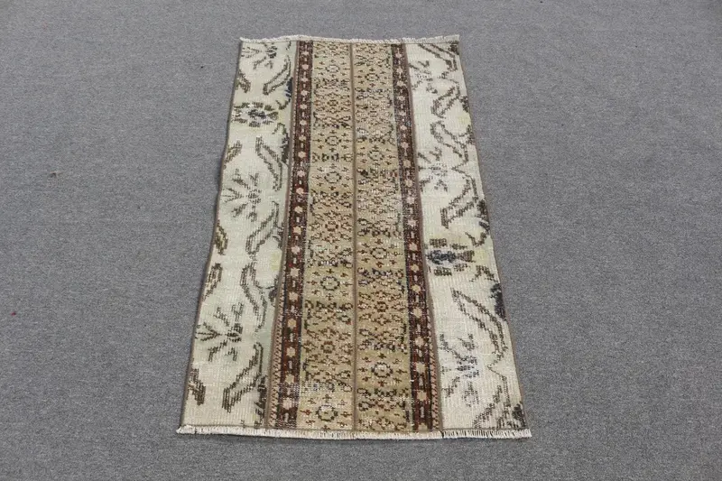 Eleganter Perserteppich in Beige und Grün, 2,3 x 4 Fuß