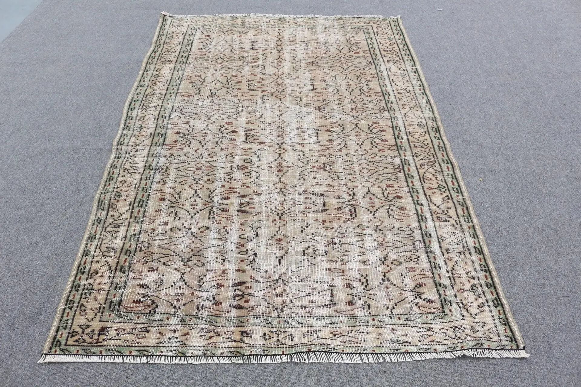 Türkischer Vintage-Teppich 4,7 x 6,9 Fuß, braun gestreifter Wollteppich - 1