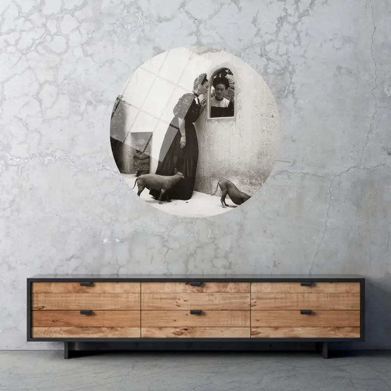 フリーダ・カーロとショロ・ドッグ・キャンバス: 解き放たれた芸術的エレガンス