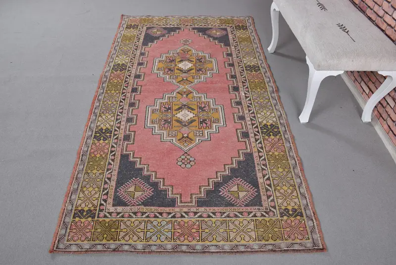 レッド オリエンタル ラグ、3.9x7.3 フィート、黄色のアクセント付き