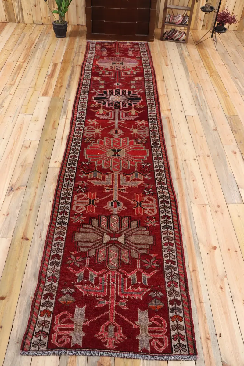 Alfombra de corredor turca vintage 3,1x14,1 pies (93x430 cm), plantas y árboles rojos Alfombra Herki - 1