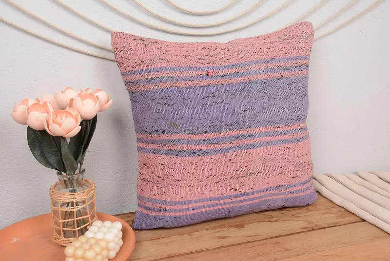 Gesticktes rosa & lila Wurfkissen, handgemachtes gestreiftes Kissen
