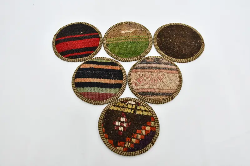 ブラウンとグリーンのストライプコースターセット、エレガントな洗えるラグコースター