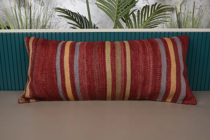 Gesticktes rot-gelb gestreiftes Kissen, vielseitiges 16x36 Wurfkissen