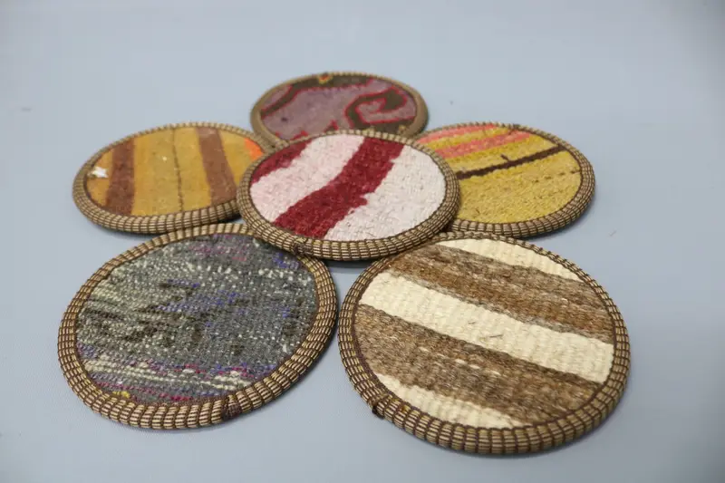 ブラウンとグリーンの織コースター、耐久性のあるラウンドコースター