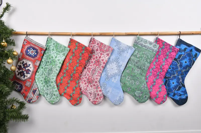 Patrón de adornos navideños, calcetín colorido de 7 pulgadas de ancho