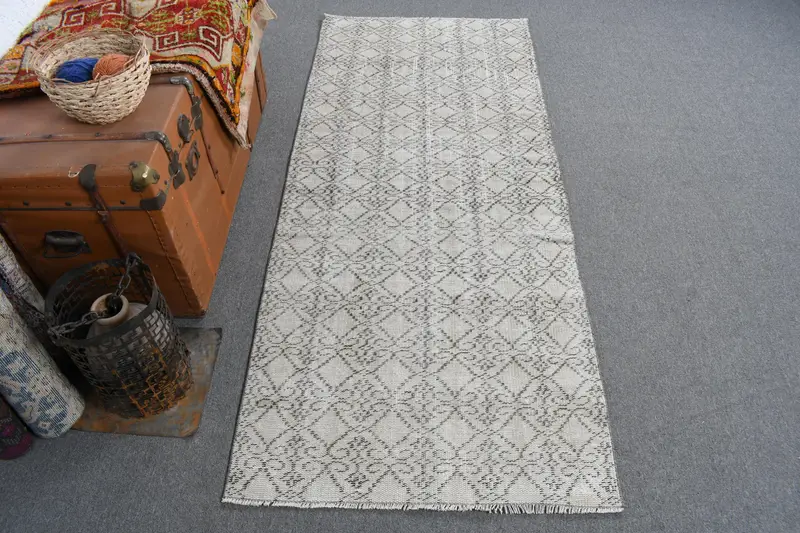 Elegant Beige Rug, 2,8x6,6 ft with Subtle Black Accents