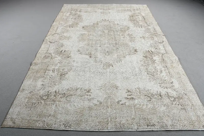 Türk Vintage Halı, 6.3x9.8 ft Oushak Halı, Beyaz Gri Çiçekli Halı - 1