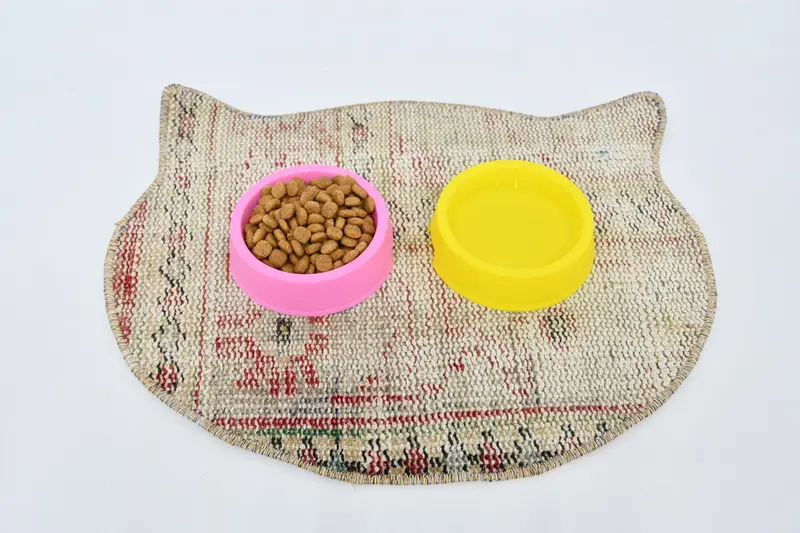 Suya Dayanıklı Bej ve Kırmızı Evcil Hayvan Matı, Dayanıklı Emici Ped