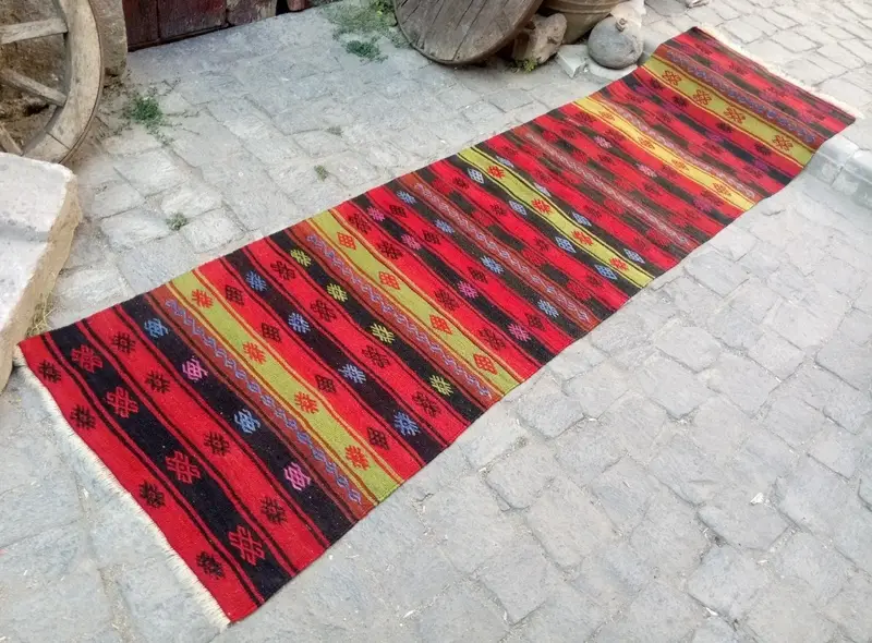 Kırmızı Oryantal Halı, Siyah Desenli 2,17x8,33 ft