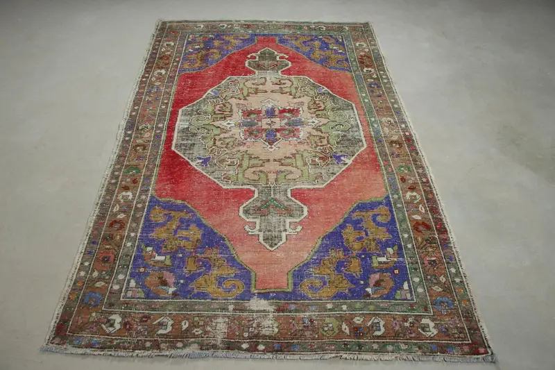 Roter Ikat-Teppich, 4,4 x 7,2 Fuß mit grünen Akzenten