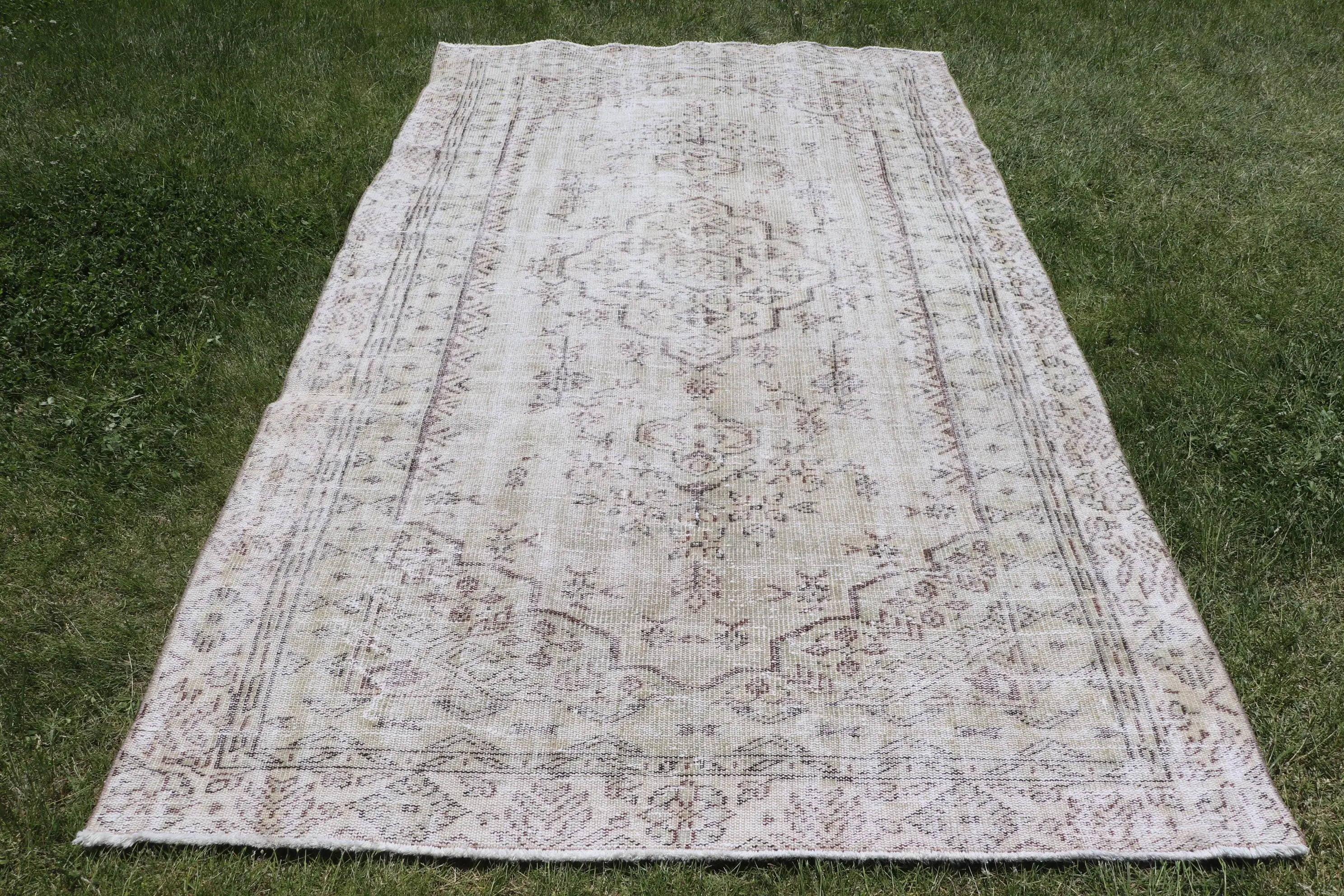 Alfombra turca vintage grande de lana blanca de 1,8x2,8m - 1