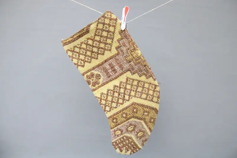 Kahverengi ve Sarı Noel Süsleri Çorabı, Şenlikli Tatil Dekoru