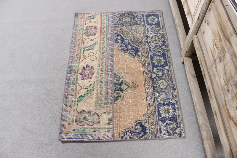 Türk Vintage Halı, 2.3x3.6 ft Oushak Halı, Mavi Kahverengi Hayvan Baskı Yün Halı - 1