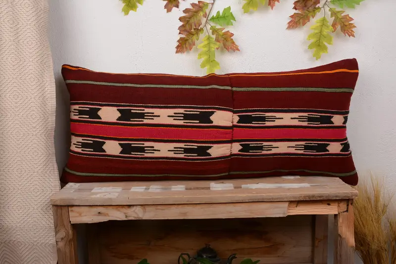 Rotes Leinen-Wurfkissen mit Patchwork-Design, handgefertigtes rechteckiges Kissen