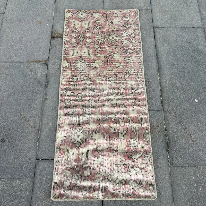 Türkischer kleiner Teppich 1,4 x 3,5 Fuß (44 x 107 cm), Oushak-Vintage-Teppich mit rotem Blumenmuster - 1