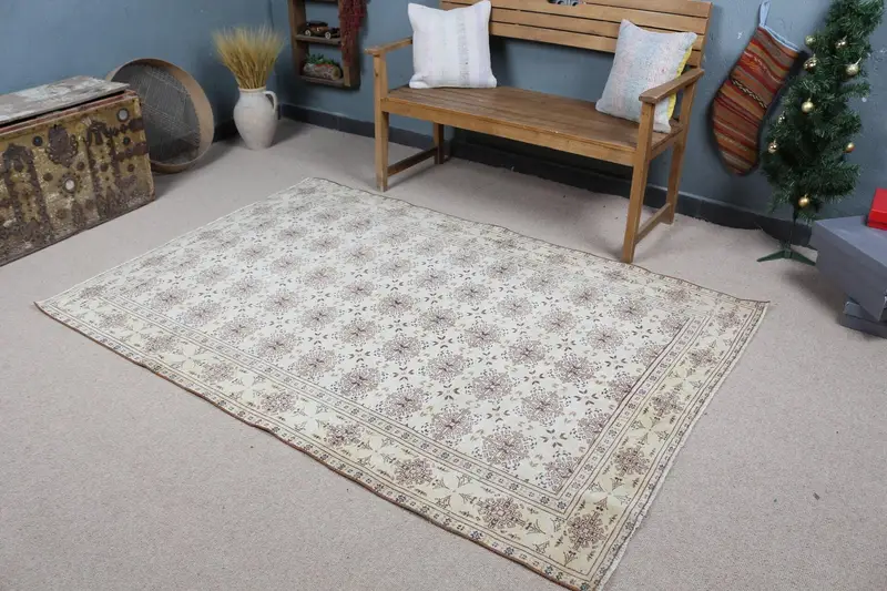 エレガントなベージュのラグ、4.7x6.8フィートのボーダーデザイン