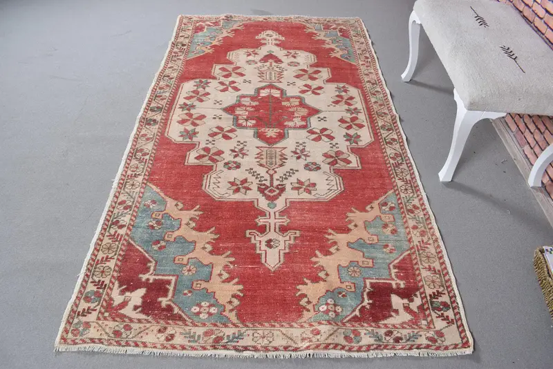 エレガントなレッド オリエンタル ラグ、4.2x7.8 フィート、ベージュのアクセント付き