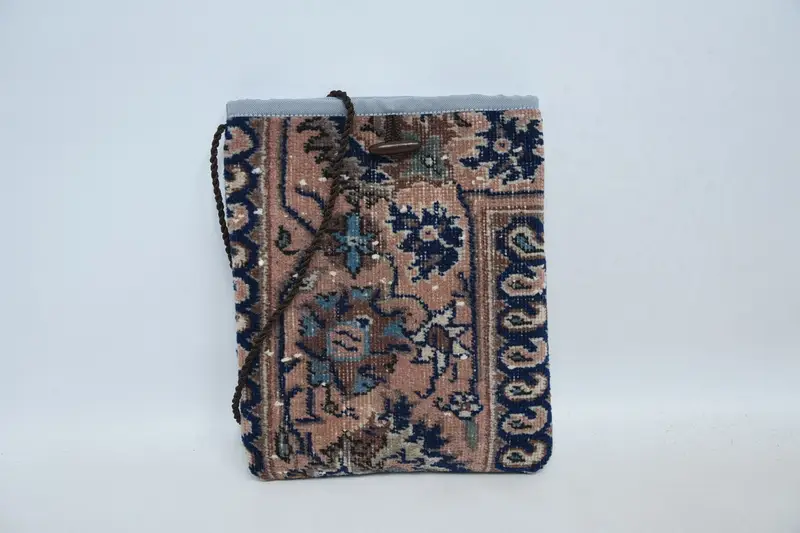 ヴィンテージモチーフのウールショルダーバッグ、ミリタリー風キリムバッグ