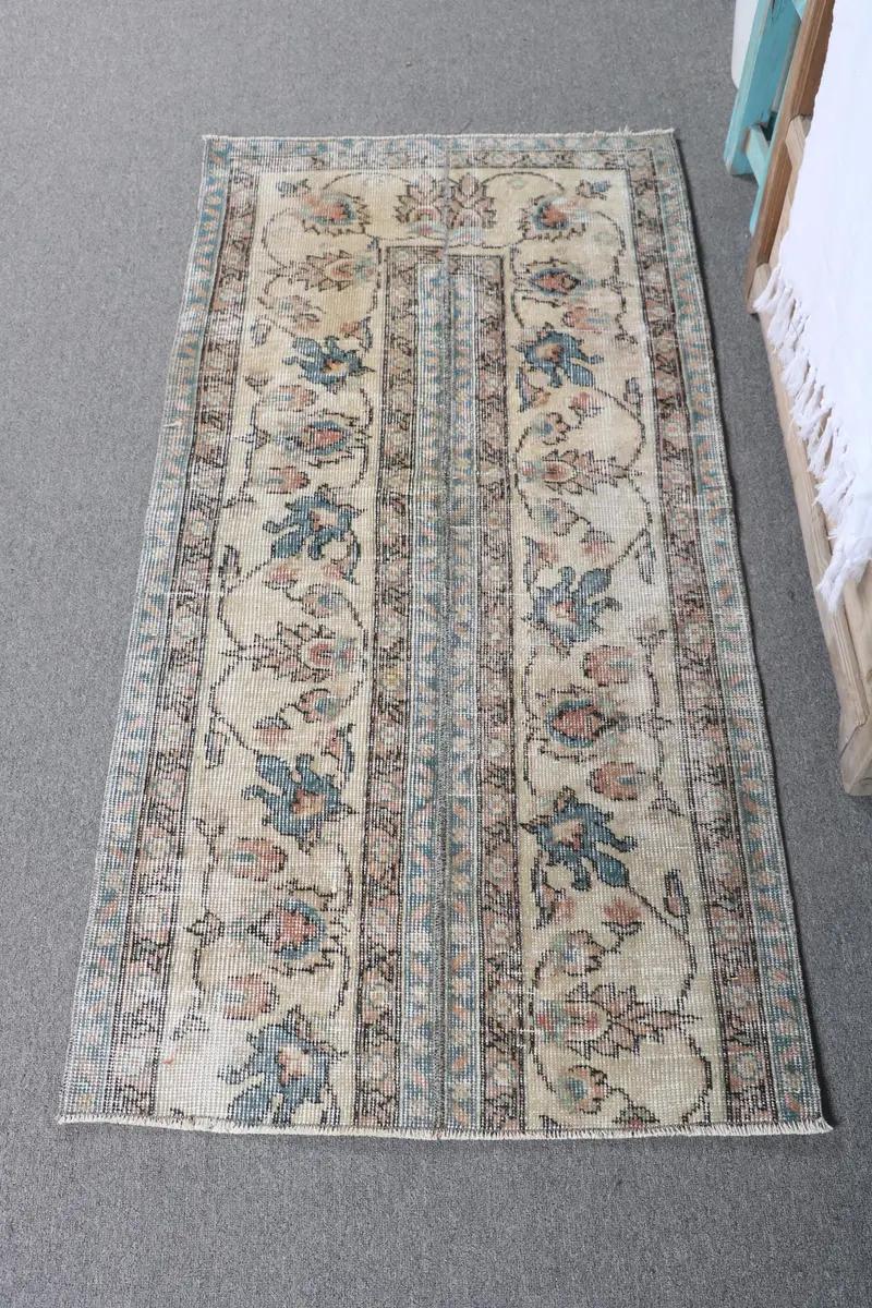 Eleganter beigefarbener marokkanischer Teppich, 2,5 x 4,8 Fuß mit grünen Akzenten