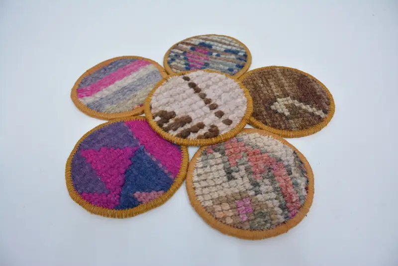 Posavasos redondo bohemio, mantel blanco y bronce