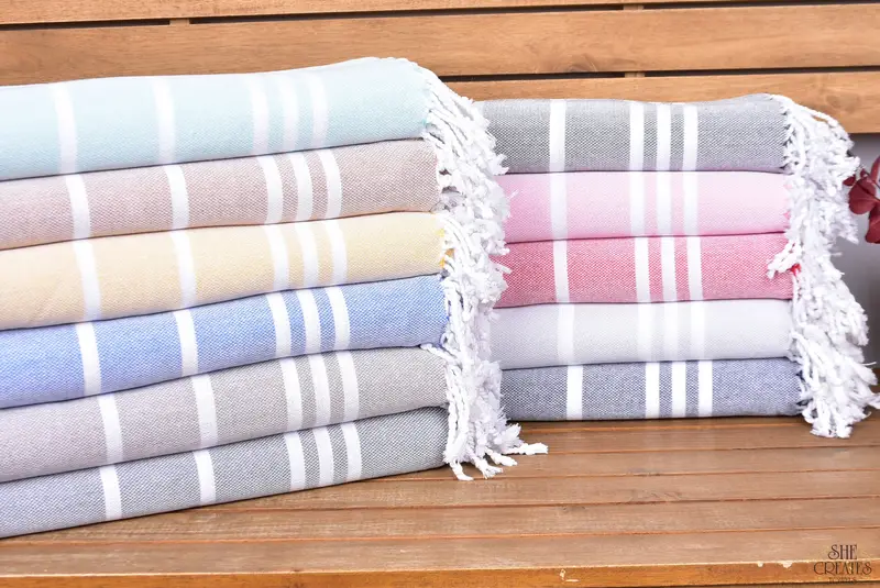 Personalisiertes Handtuch, 70x40 Baumwollstreifenhandtuch, Valentinstag Geschenk für sie, Bachelorette Partygeschenk, Trauzeuggeschenke, Schnellrohr-Strandtuch - 1