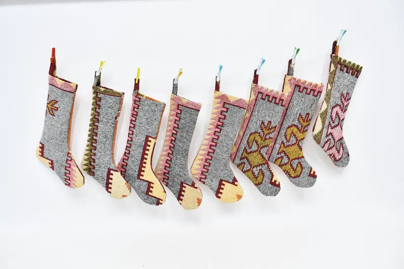お祝いのクリスマスオーナメントパターン、幅8インチのホリデーストッキング