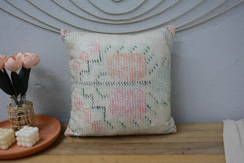 Handgefertigtes besticktes Ikat-Wurfkissen, blaues und beiges Leinenkissen