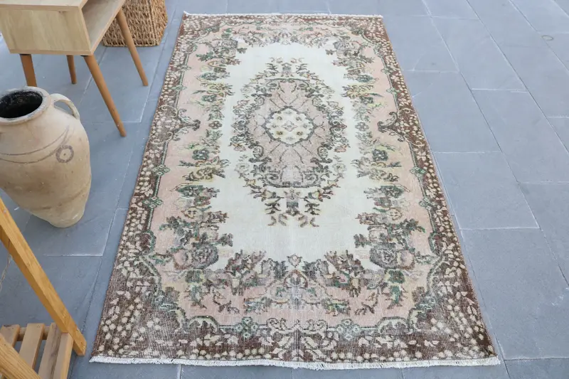 Eleganter beigefarbener Orientteppich, 3,7 x 6,6 Fuß mit braunen Akzenten