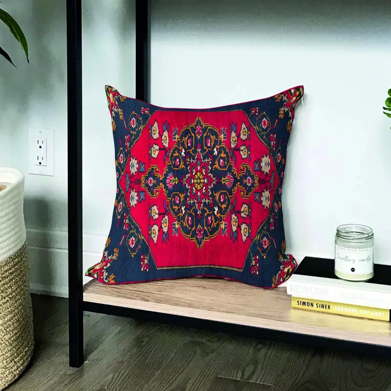 Handgefertigtes rotes Southwestern-Wurfkissen, Vintage-Bronze-Stickerei-Akzent