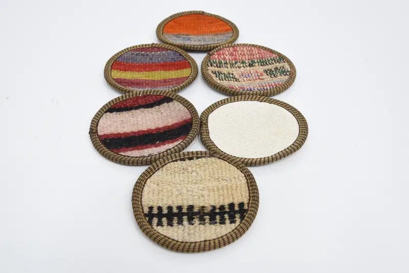 Elegante weiß-beige gestreifte Untersetzer, vielseitige Tischschoner