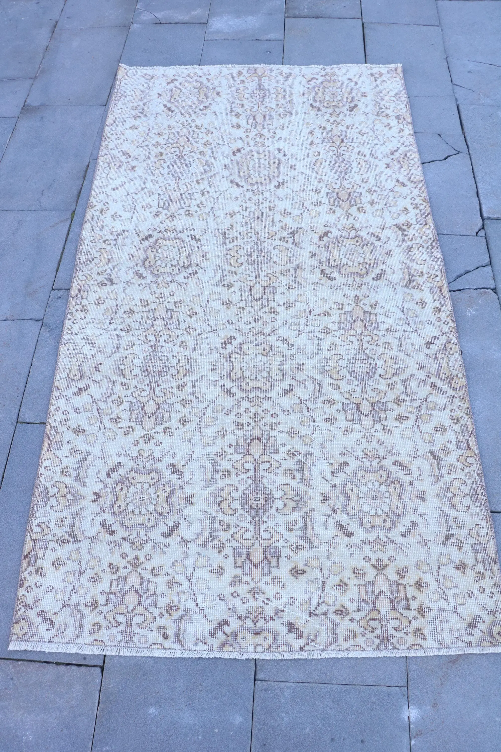 3.3x6.2 ft Vintage Halı, Türk Halısı, Beyaz Çiçekli Yün Halı - 1