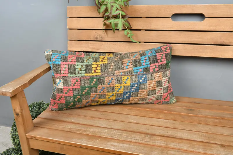 Geometrisches grünes und bronzefarbenes besticktes Wurfkissen, Vintage-Kissen