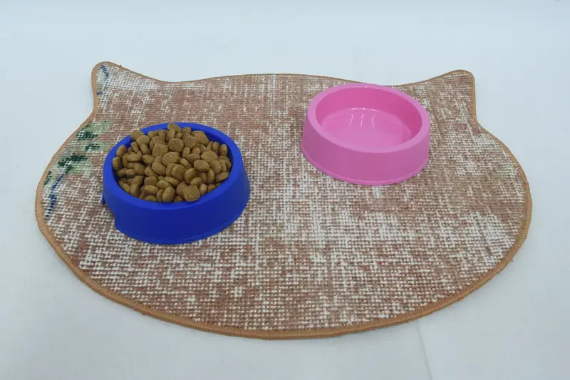 Mantel individual redondo bohemio de lana, diseño tradicional en rojo y beige