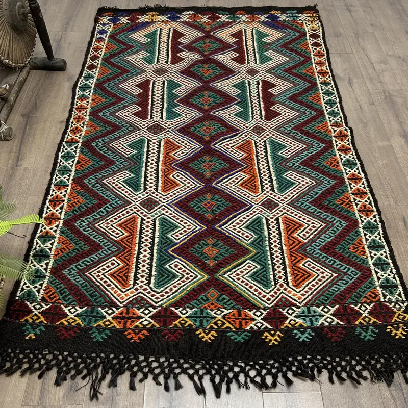 Red Ikat Rug, 4,9x7,9 ft with Green Accents