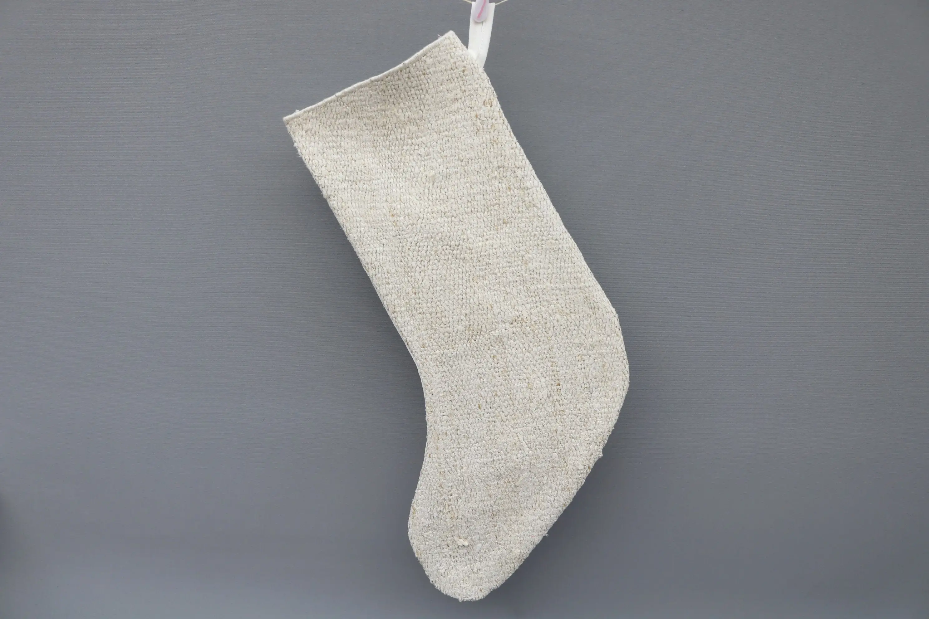 Eleganter beiger Weihnachtsstrumpf mit weißen Ornamenten, festliche Weihnachtsdekoration - 1