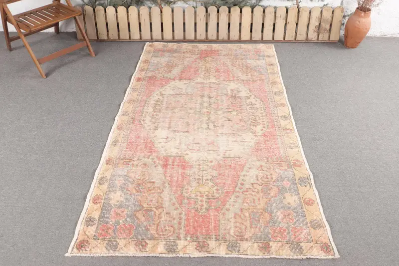 手作りのレッドフローラルラグ、4.4x7.2フィートのエレガントな装飾